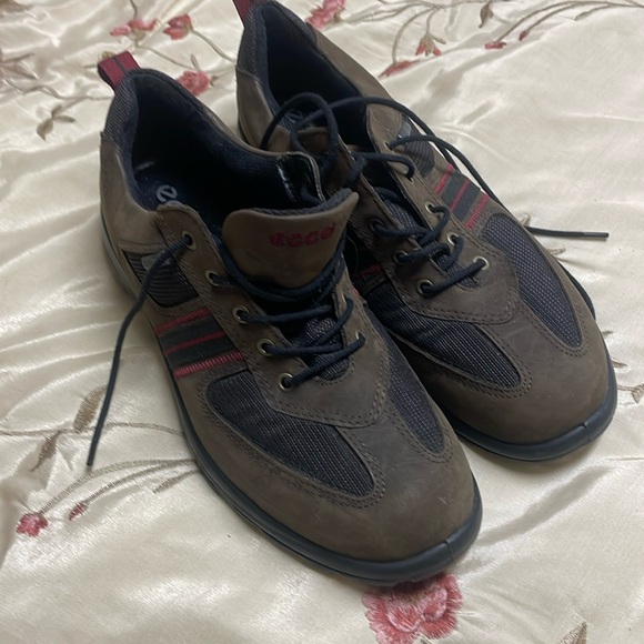 ECCO Women's hikers with Shock heel absorbers.  9/10 excellent condition SZE 38 - Picture 1 of 6